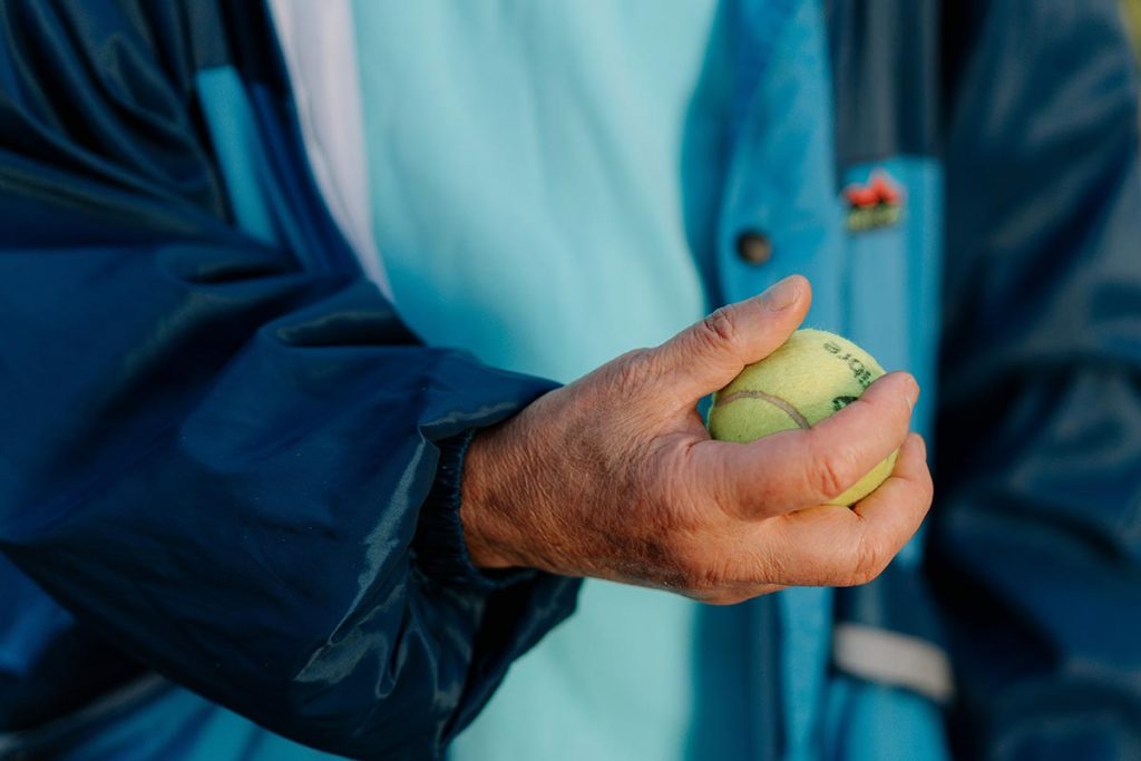 Cómo usar pelotas de tenis para el masaje del dolor de espalda